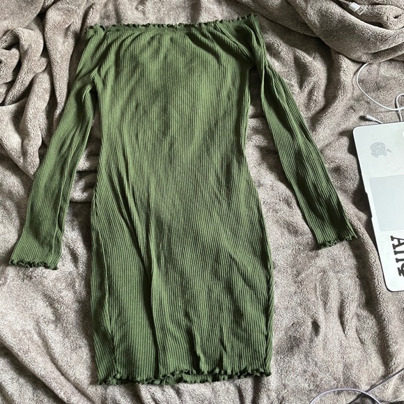 Green Off-Shoulder Dress - Picture 2 of 2